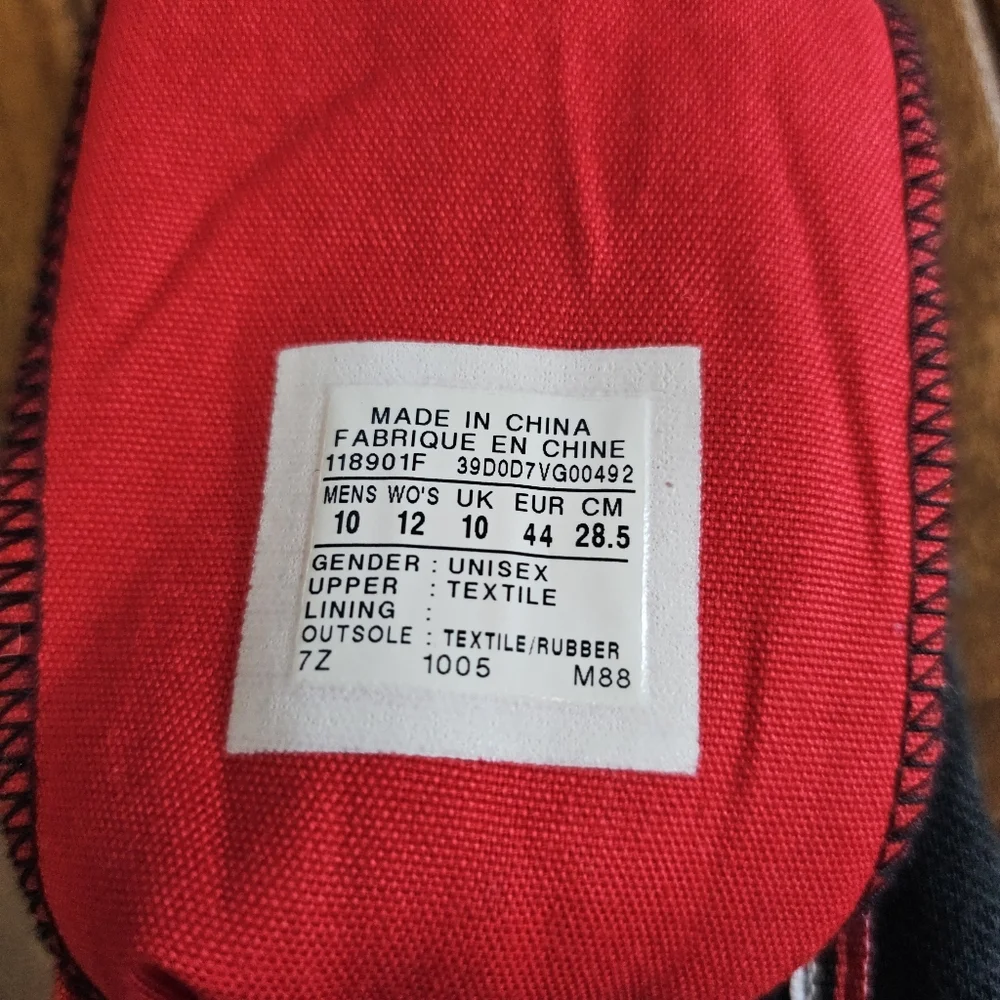 NWOT: *Rare* unisex Converse Chuck Taylors size 10 M/12 W - Picture 14 of 14